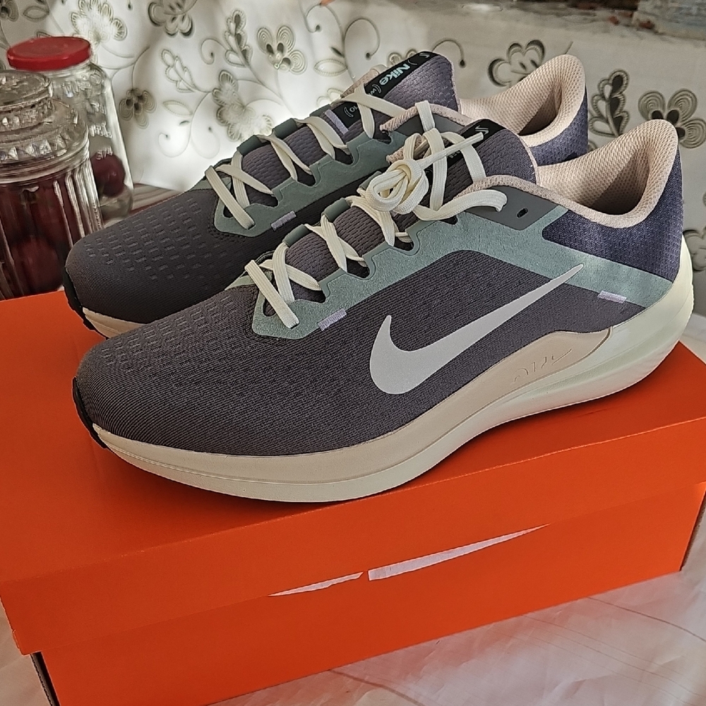 Nike Gray and Cream Athletic Sneakers Air Winflow Shoes